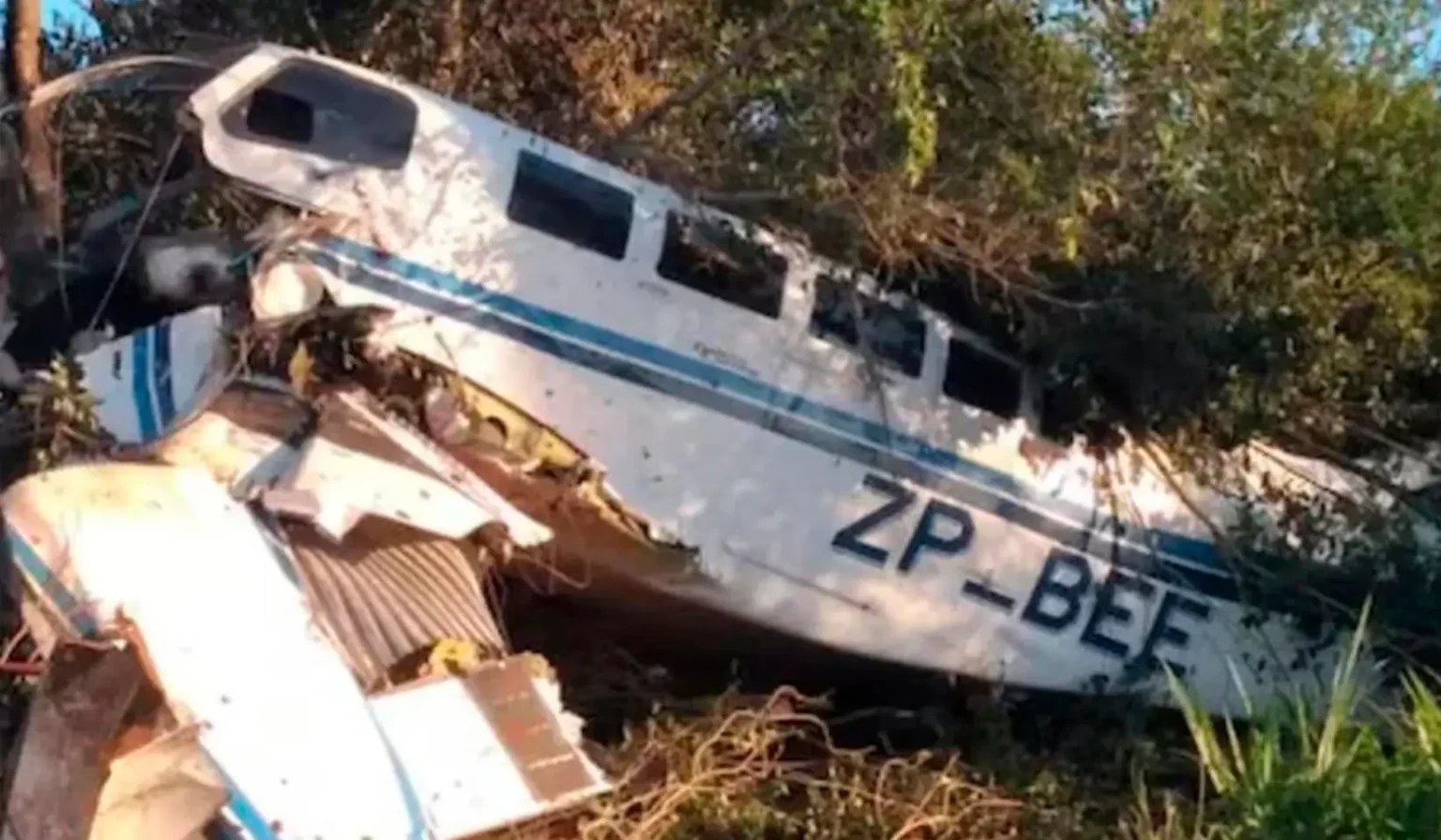 Avião com 15 milhões cai no Paraguai e moradores saqueiam parte da carga