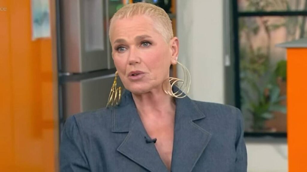 Xuxa rebate críticas a ‘roupas e rugas’ e celebra sucesso de vendas: 'Aumentaram muito'