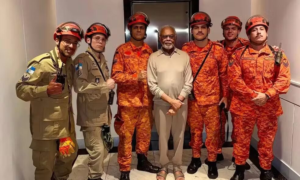 Gilberto Gil é resgatado de elevador por bombeiros no Rio e agradece com ‘Aquele abraço’ Gilberto Gil é resgatado de elevador por bombeiros no Rio e agradece com 'Aquele abraço'